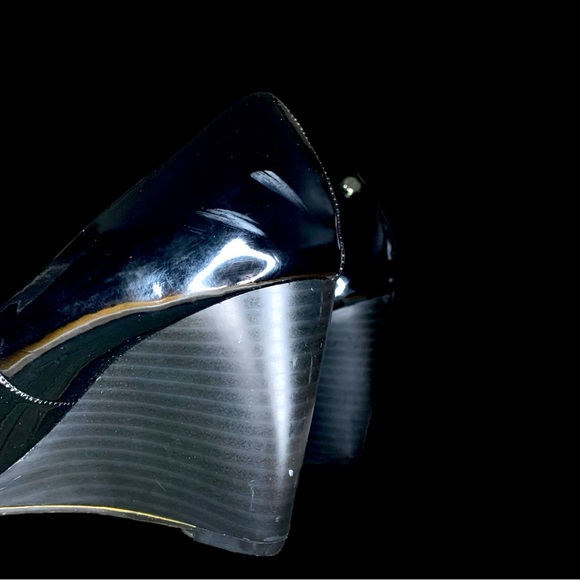 LIZ CLAIBORNE Women’s patent leather peep toe- 7 - Picture 7 of 7